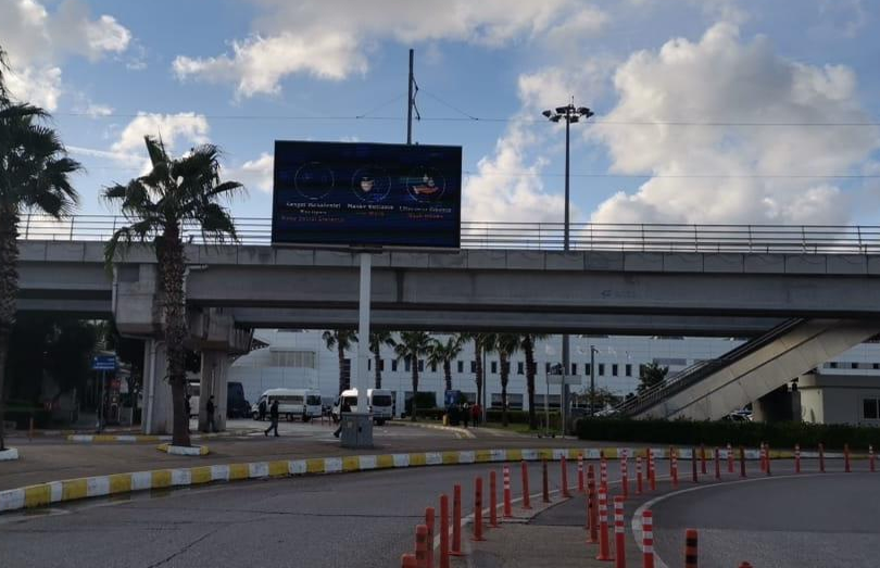 Antalya Havalimanı metro girişi ekranları