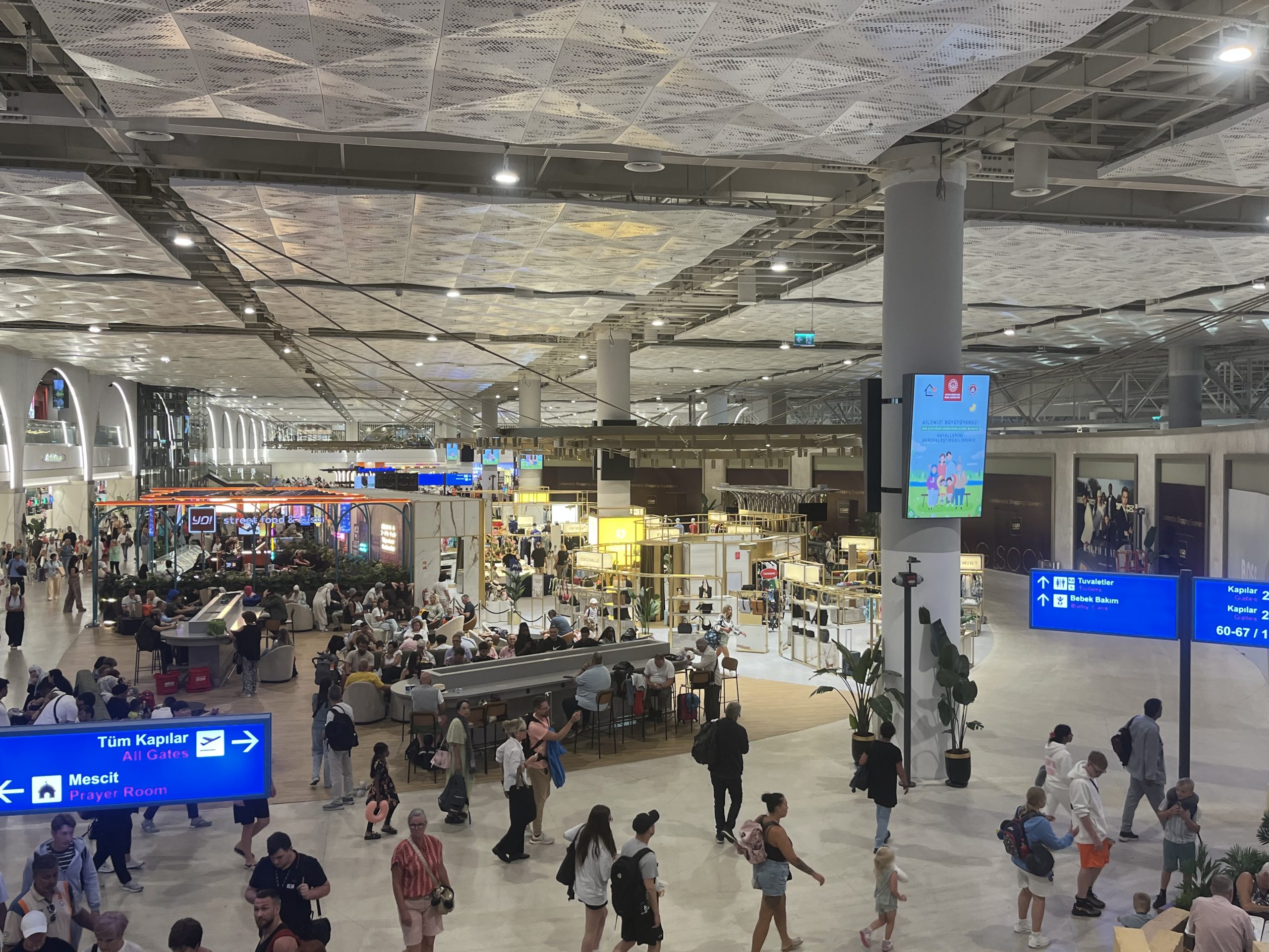 Antalya Havalimanı – Dış Hatlar Terminali duty free alanı dijital ekranları 1