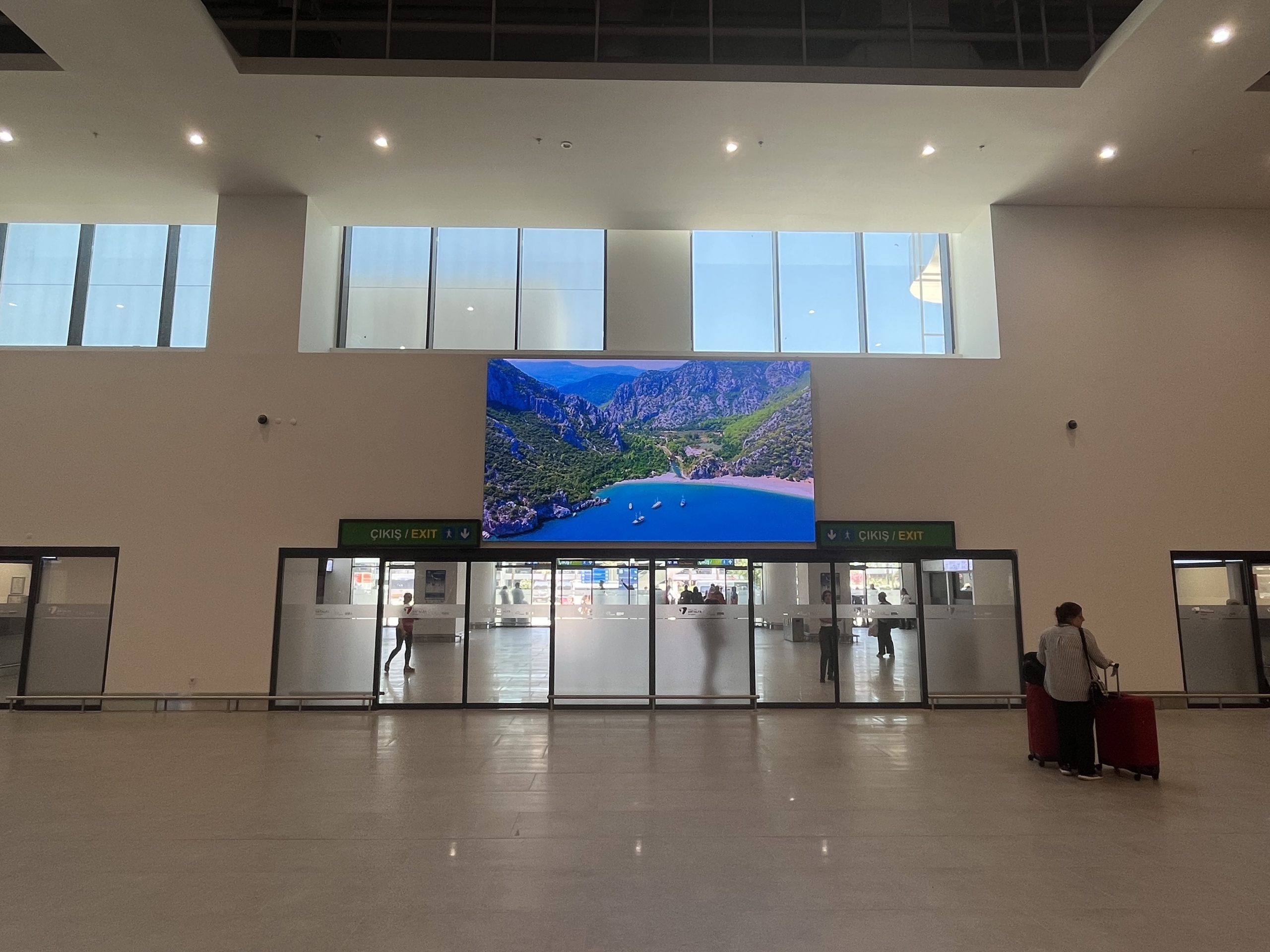 Antalya Havalimanı – İç hatlar bagaj alım salonu LED ekran 1
