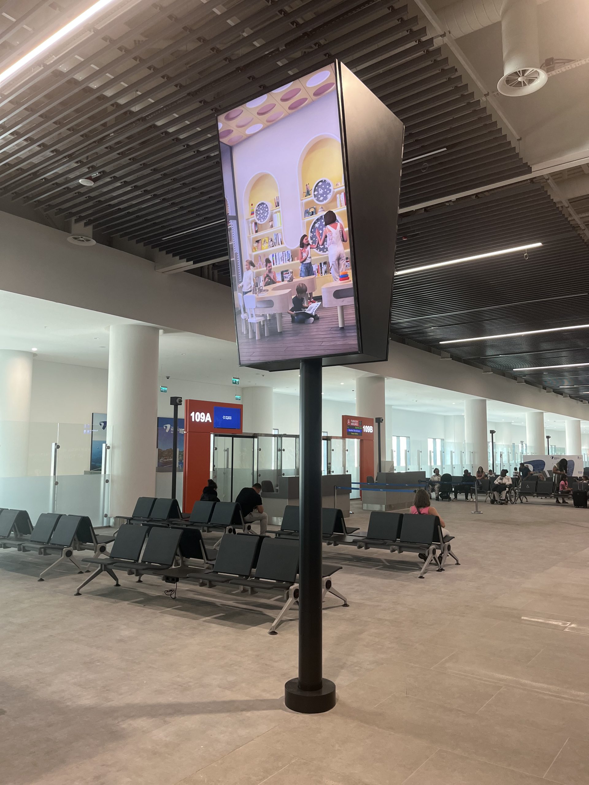 Antalya Havalimanı – İç hatlar biniş kapıları dijital ekranlar 2
