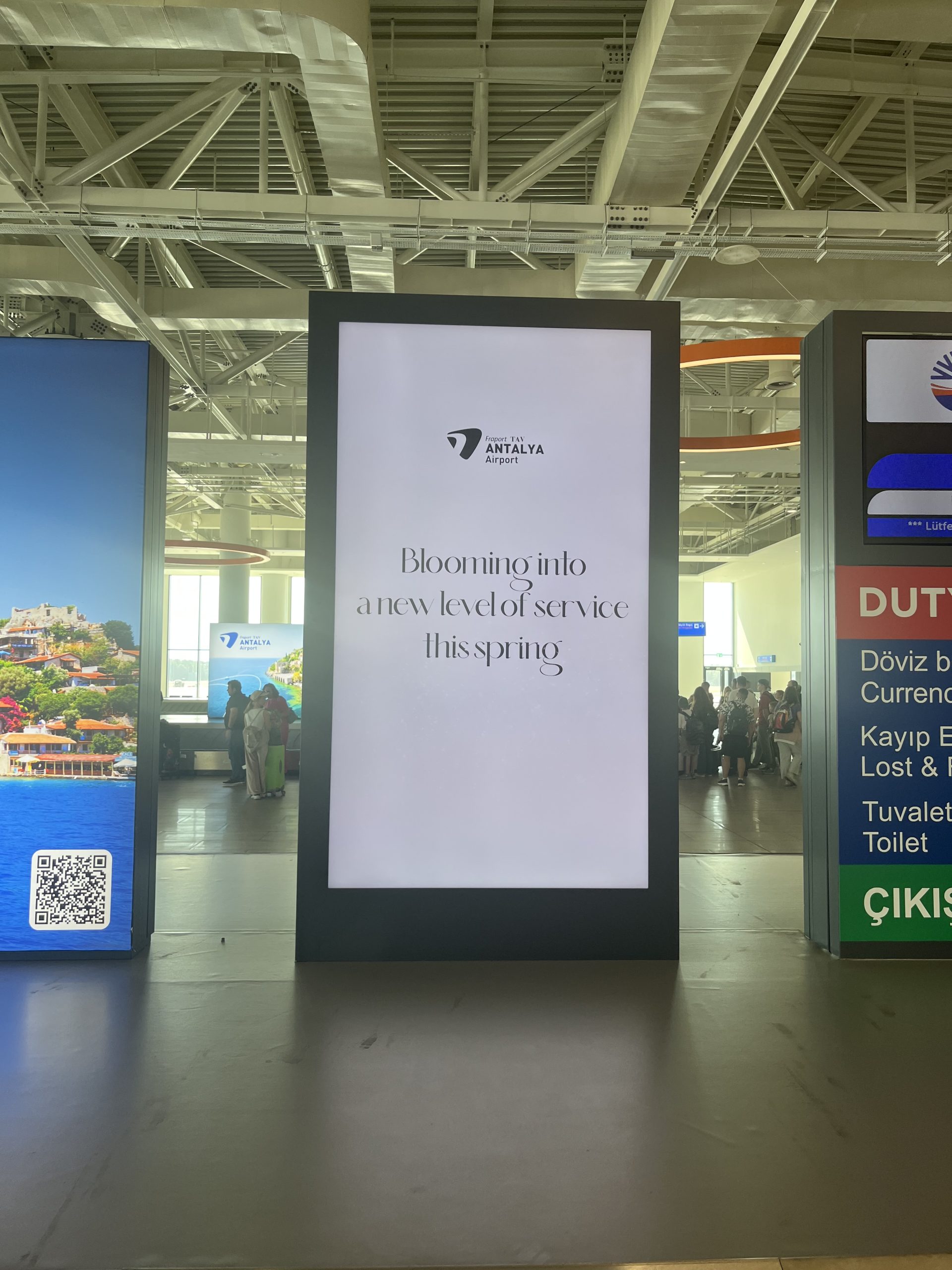 Antalya Havalimanı – Dış hatlar bagaj alım salonu sağ taraf dijital ekranlar 2