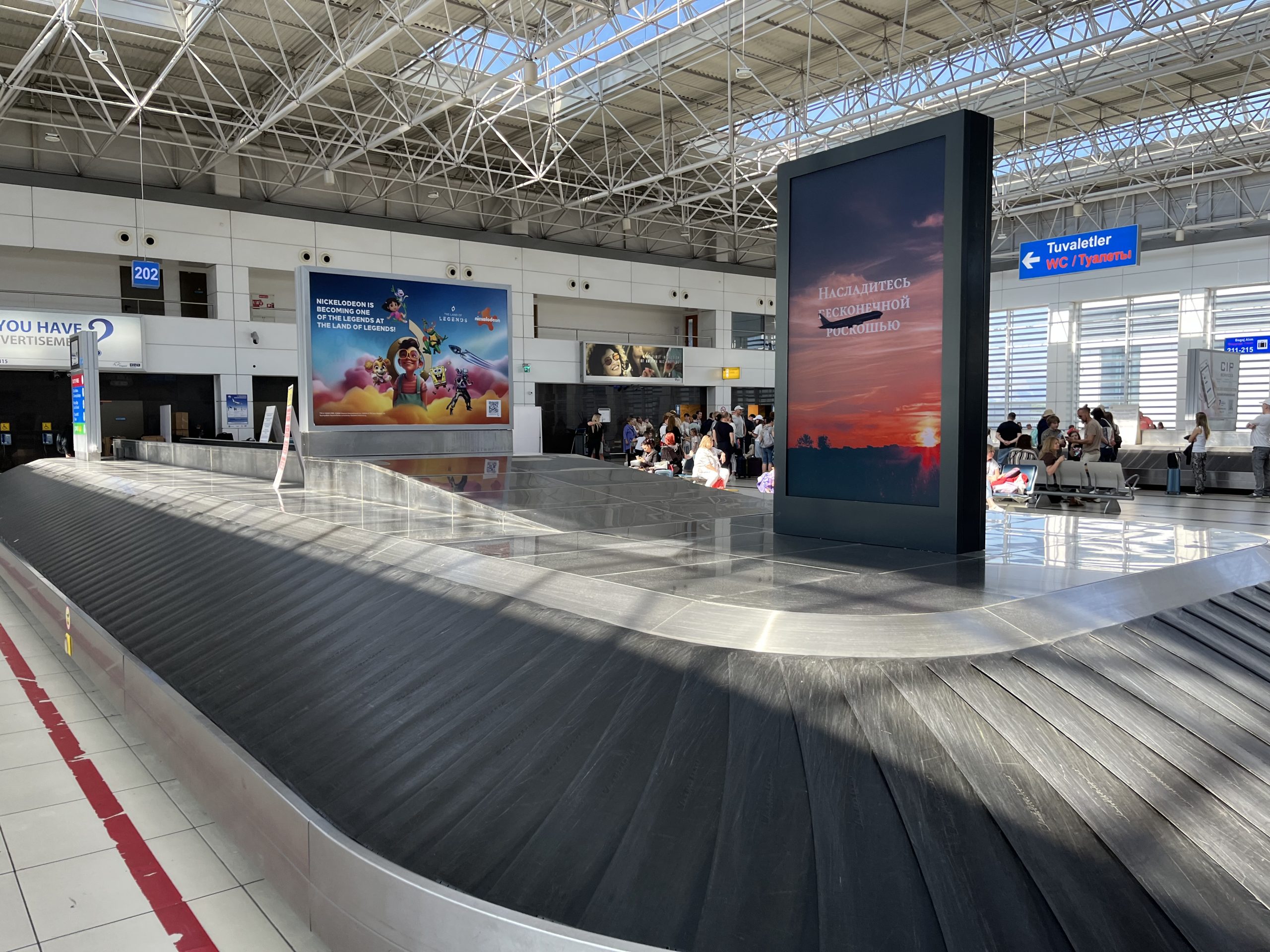 Antalya Havalimanı – Dış hatlar bagaj alım salonu sol taraf dijital ekranlar 1