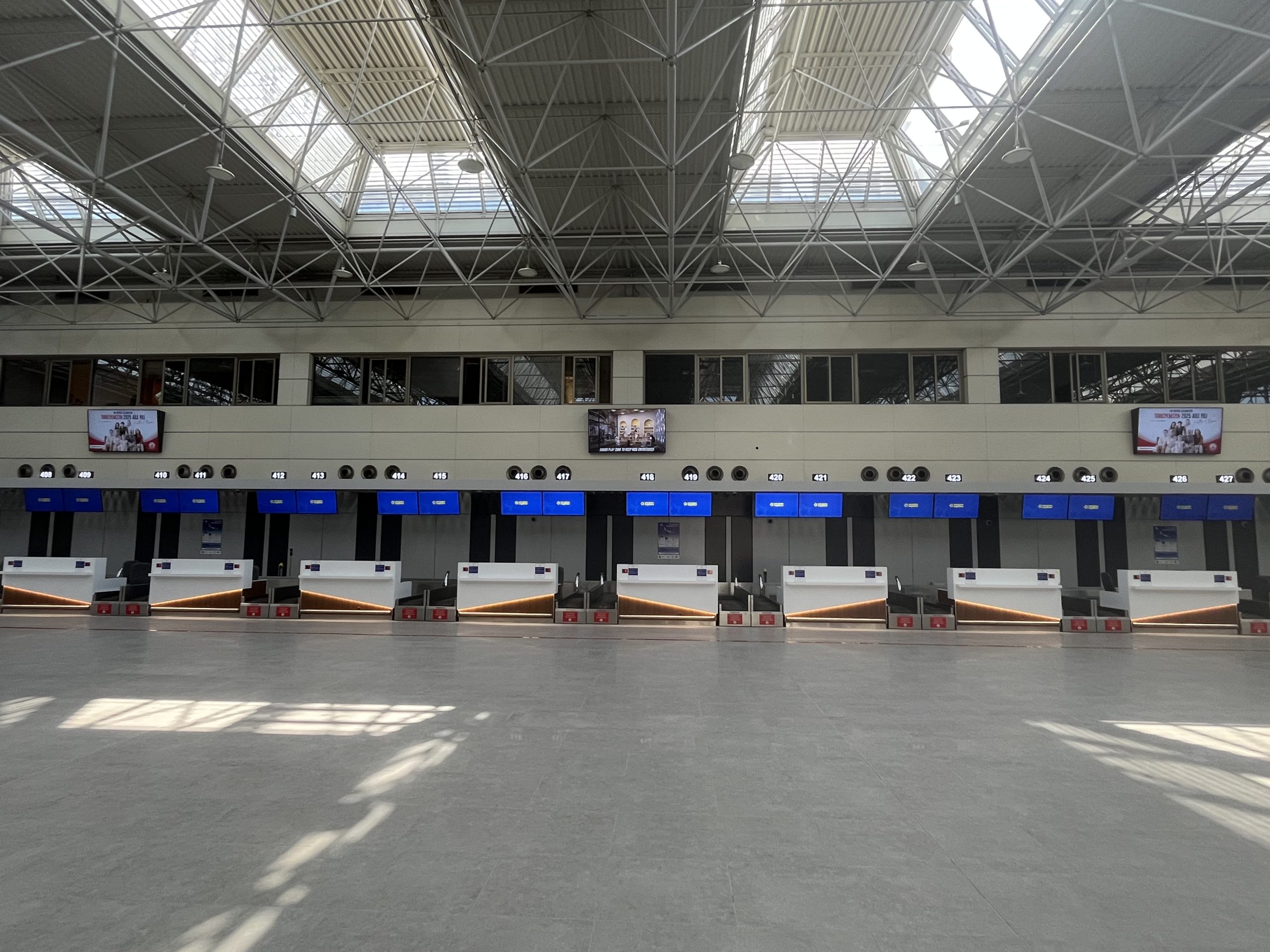 Antalya Havalimanı – İç hatlar check-in salonu sol taraf dijital ekranlar 2