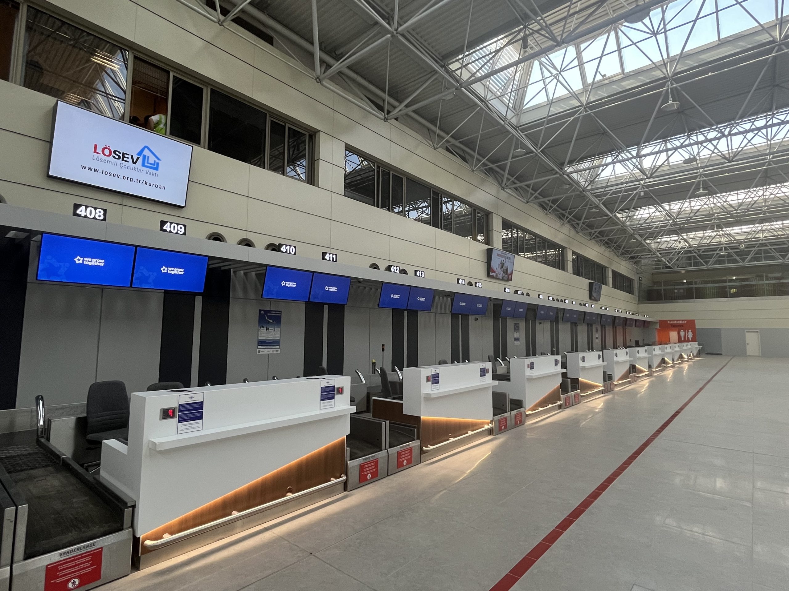 Antalya Havalimanı – İç hatlar check-in salonu sol taraf dijital ekranlar 1