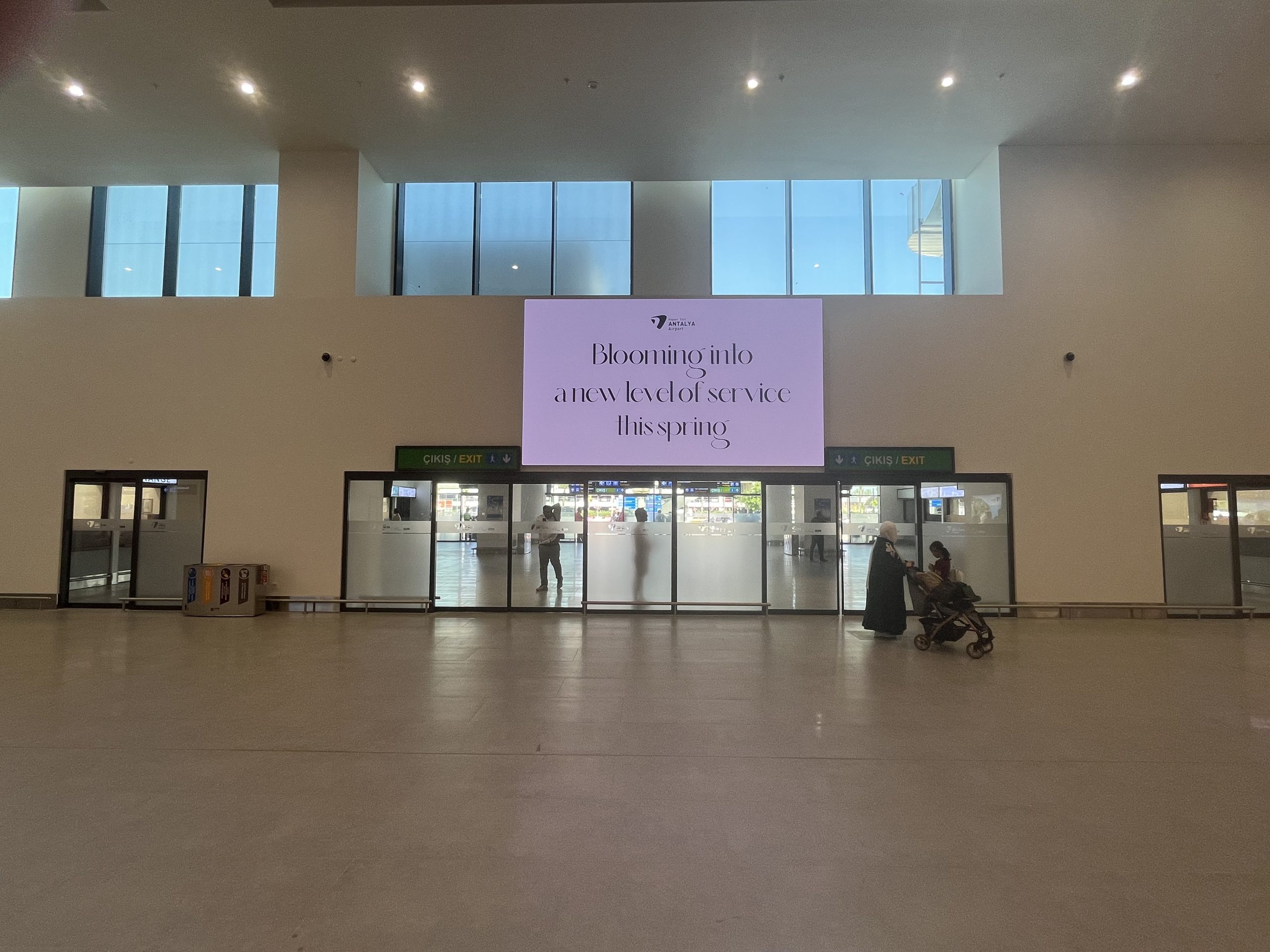 Antalya Havalimanı – İç hatlar bagaj alım salonu LED ekran 2