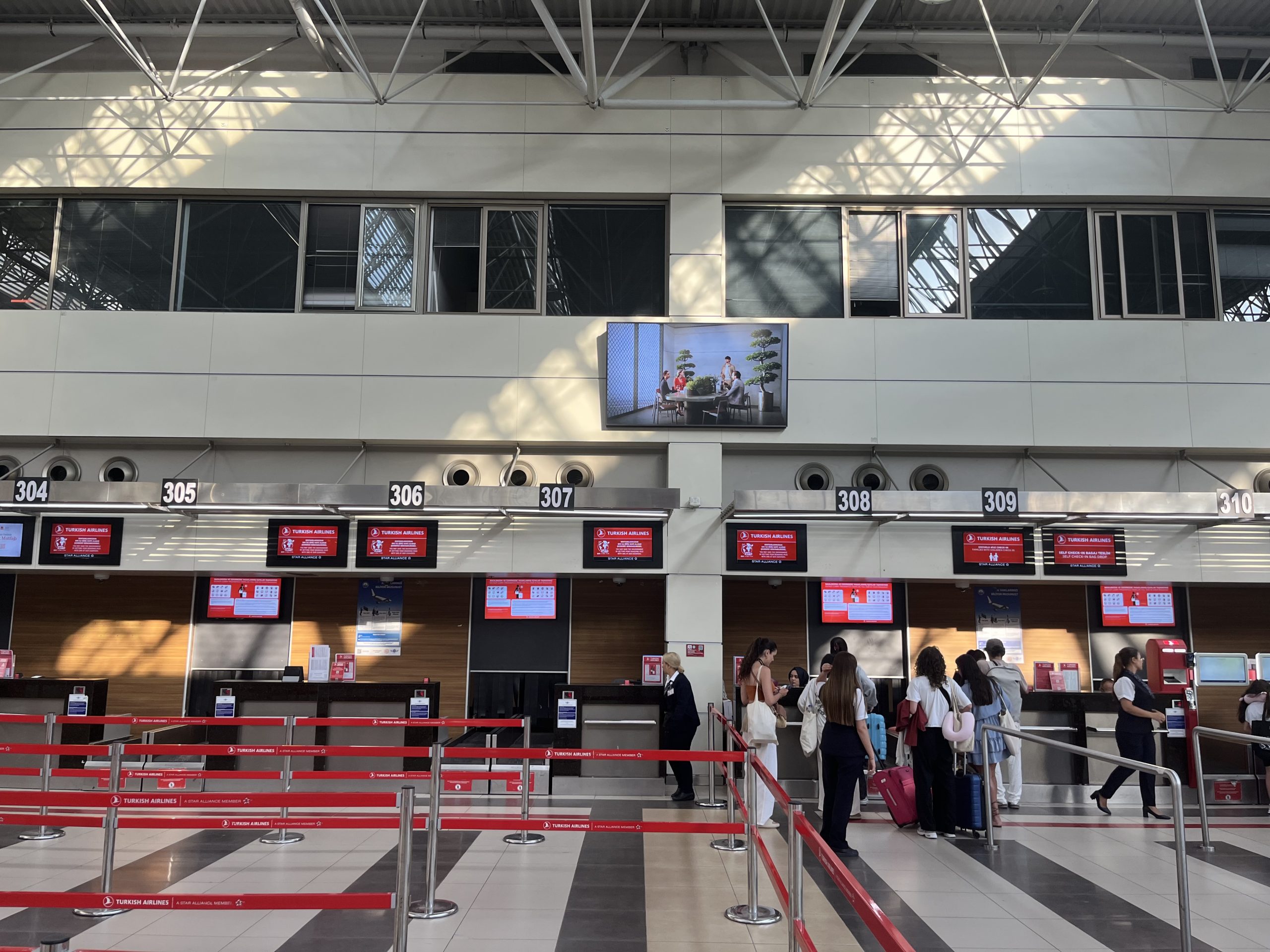 Antalya Havalimanı – İç hatlar check-in salonu sağ taraf dijital ekranlar 2