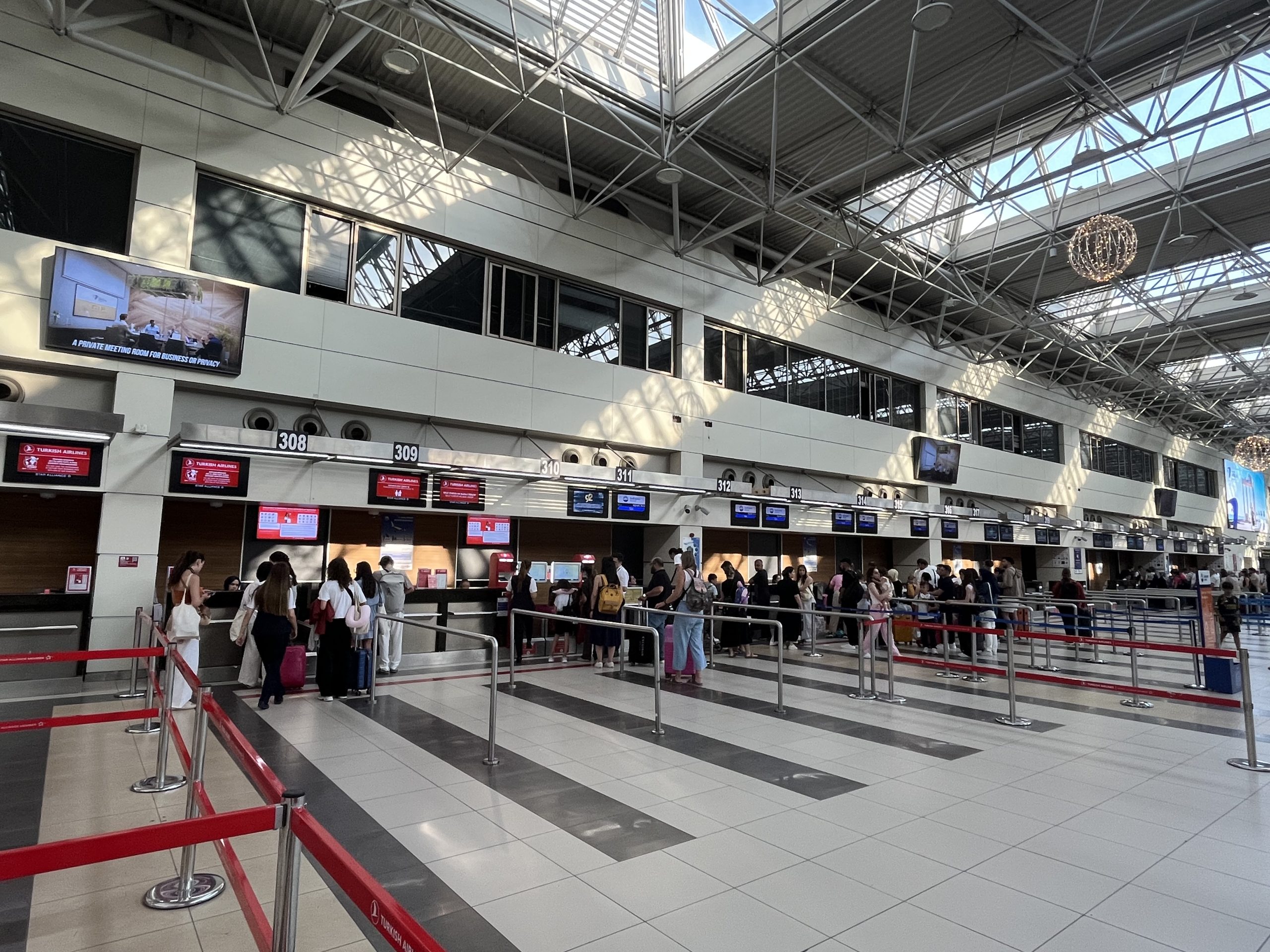 Antalya Havalimanı – İç hatlar check-in salonu sağ taraf dijital ekranlar 1